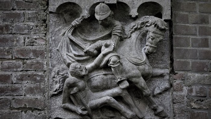 Ein Ritter zu Pferd kämpft gegen einen Drachen.