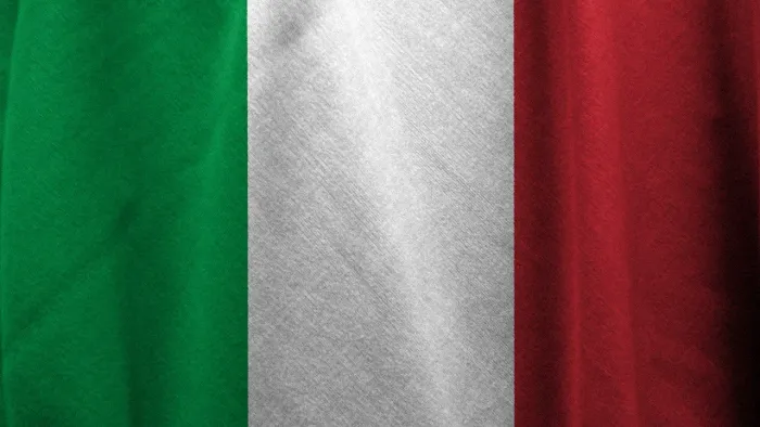 Italienische Flagge mit senkrechten Streifen in Grün, Weiß und Rot.