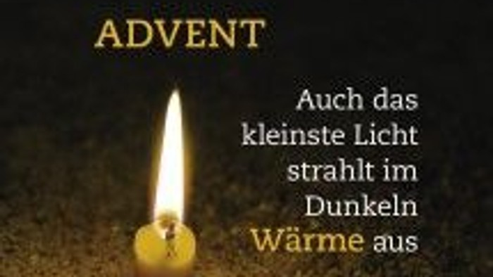 Adventliche Kerze mit warmer Beleuchtung und deutscher Beschriftung