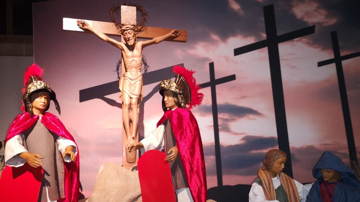 Eine Kreuzigungsszene mit Jesus und Soldaten, dargestellt in einer Krippe