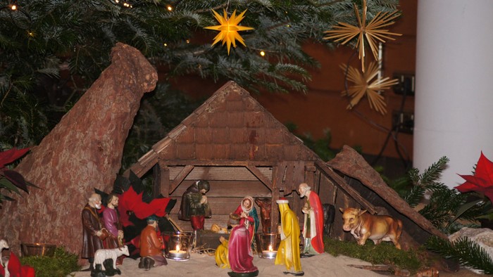Eine Weihnachtskrippe mit Figuren und Tannenbaumdekoration