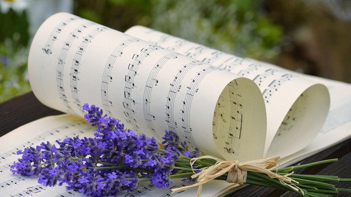 Notenbuch zum Herz geformt dazu blaue Blumen