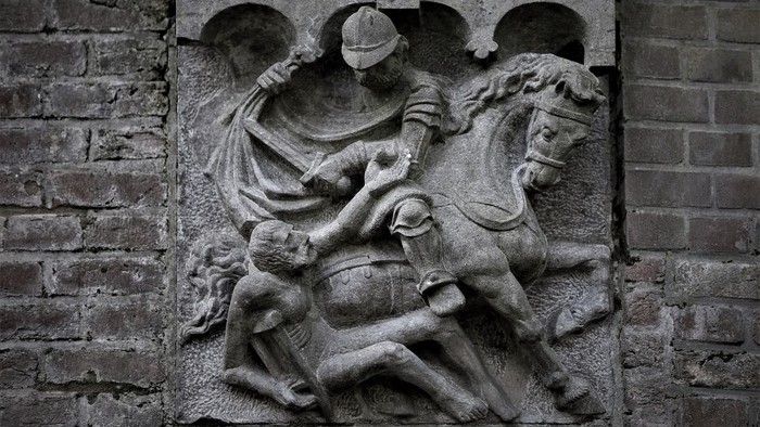 Ein Ritter zu Pferd kämpft gegen einen Drachen.