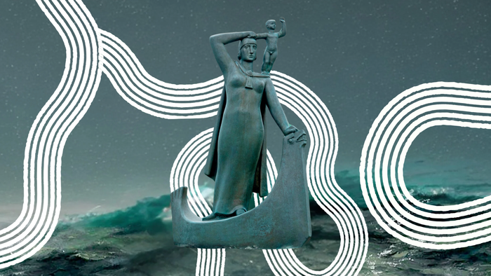 En statue af en kvinde med en barnet i armene, placeret ved kysten med bølger og en mønstring af linier i baggrunden