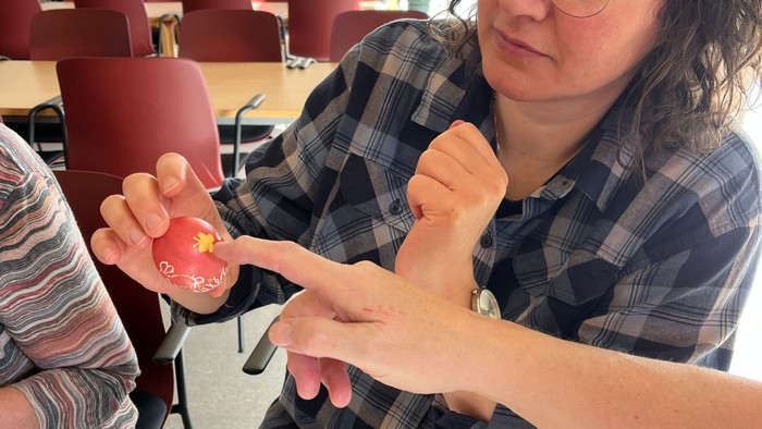 Kvinde laver håndarbejde i café