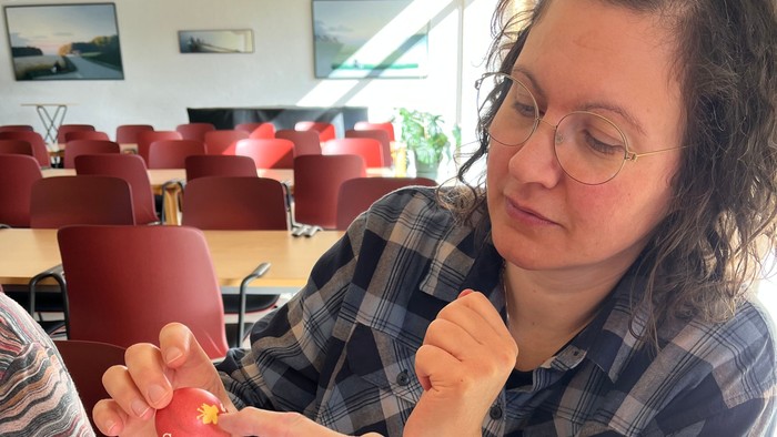 Kvinde laver håndarbejde i café