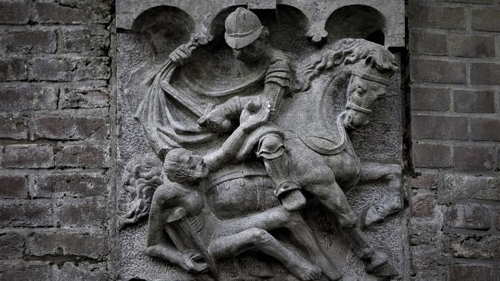 Ein Ritter zu Pferd kämpft gegen einen Drachen.