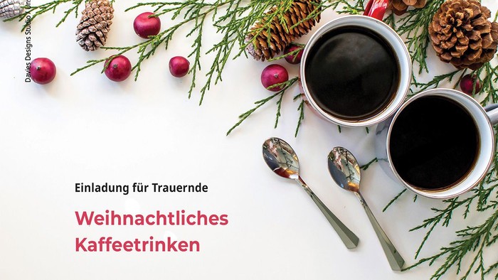Zwei Kaffeetassen mit Weihnachtsdekoration und Text