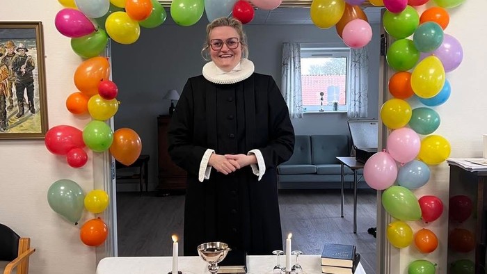 Katrine ved bord med kaffe og balloner