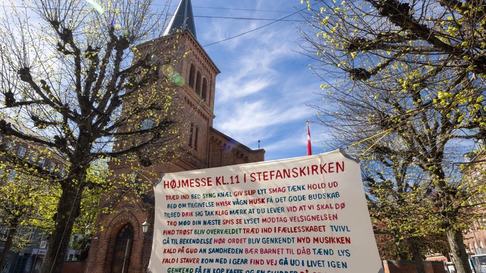 Skilt foran kirke med teksten 
