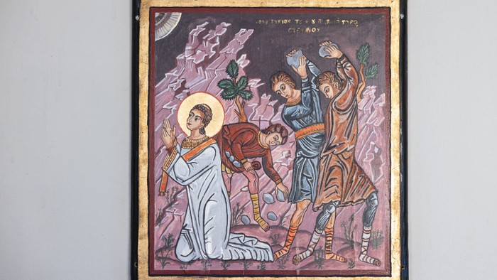Billedet viser en religiøs scene med tre mænd og en kvinde.