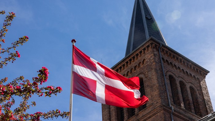 Dansk flag ved kirke.