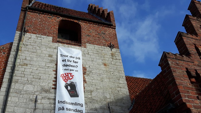 Et banner på en murstensbygning promoverer bloddonationsindsamlingsarrangementer om lørdagen fra kl. 11.