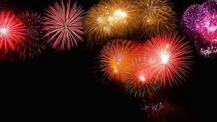 Farverige fyrværkeri i nattehimmel