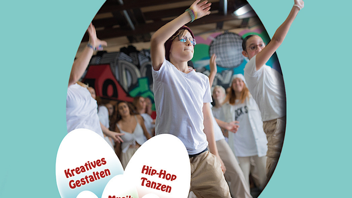 Kinder tanzen Hip-Hop in einer Gruppe, kreative Gestalten und Musik steht im Vordergrund