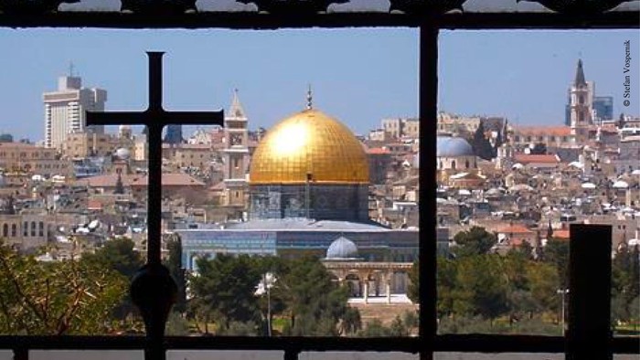 Die Goldkuppel einer Moschee in einer Stadtlandschaft