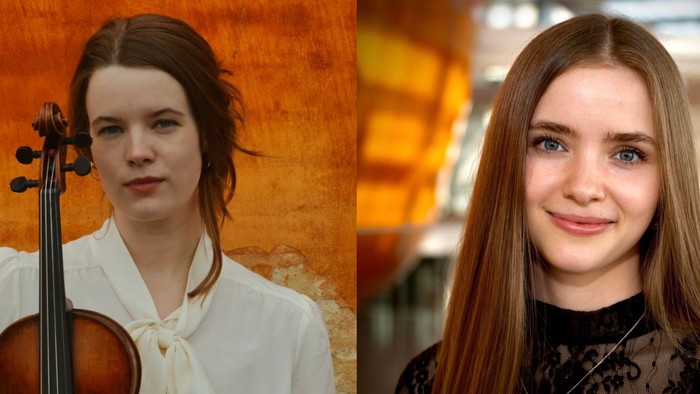 En kvinde, der spiller cello ved siden af et smilende portræt af en anden kvinde indendørs.