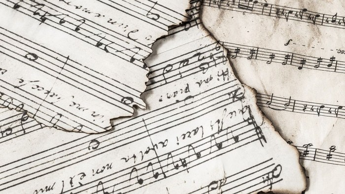 Rissede musiknoter på papir