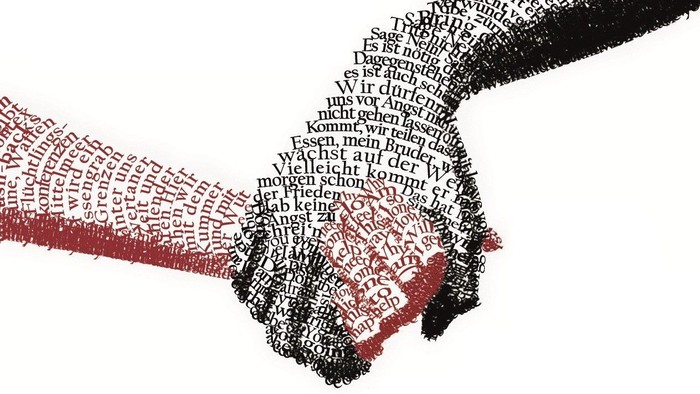 Zwei Hände, die sich umschließen, mit deutschem Text, der auf ihrer Oberfläche komplexe Muster bildet.