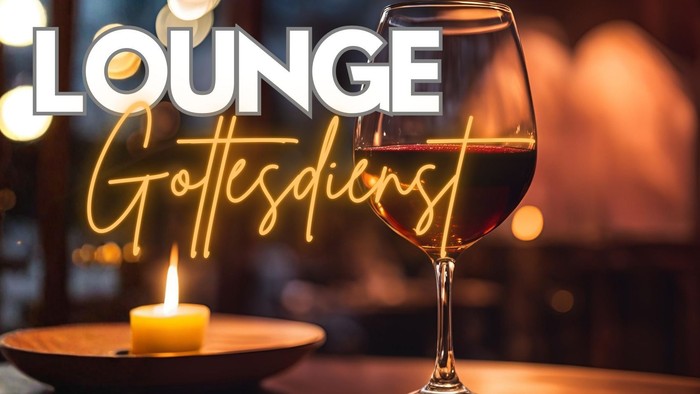 Elegante Lounge-Atmosphäre mit Weinglas, Kerze und dem Schriftzug *„Lounge Gottesdienst“* in stilvoller Schreibschrift-Beleuchtung.