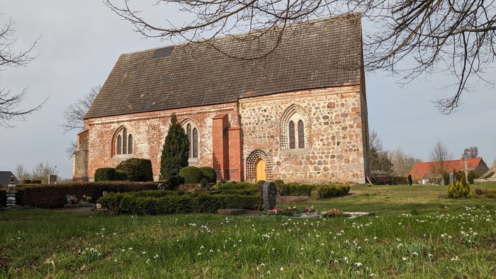 Außenansicht der Kirche von Sassen