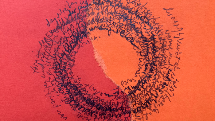 Ein lebendiges abstraktes Gemälde mit einem kreisförmigen Muster in Orangetönen und Rot.