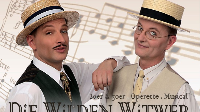 Zwei Männer in Strohhüten und Vintage-Kleidung posieren vor einem musikalischen Hintergrund und bewerben *„Die Wilden Witwer“*.
