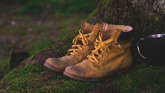 Wanderschuhe auf bemoosten Untergrund