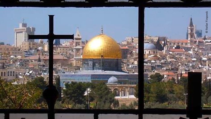 Die Goldkuppel einer Moschee in einer Stadtlandschaft