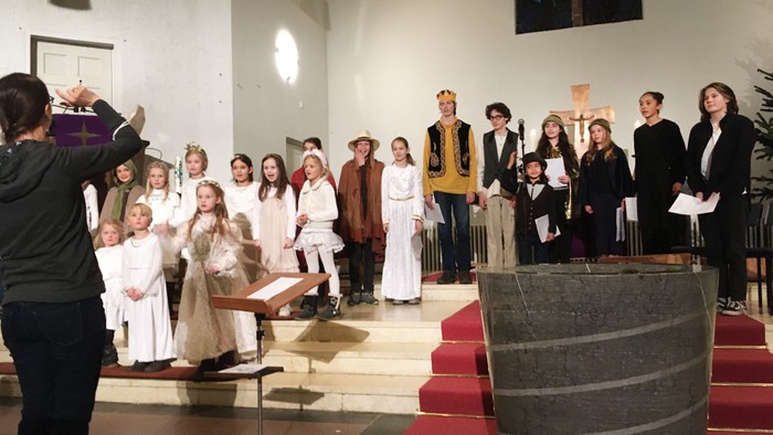 Eine Gruppe von Menschen singt in einer Kirche