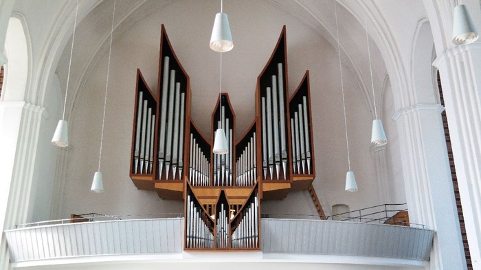 Große Kirchenorgel mit mehreren Registern und Deckenleuchten