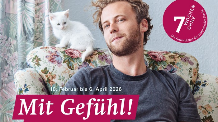 Mann sitzt mit Katze auf der Couch, Kalender-Cover