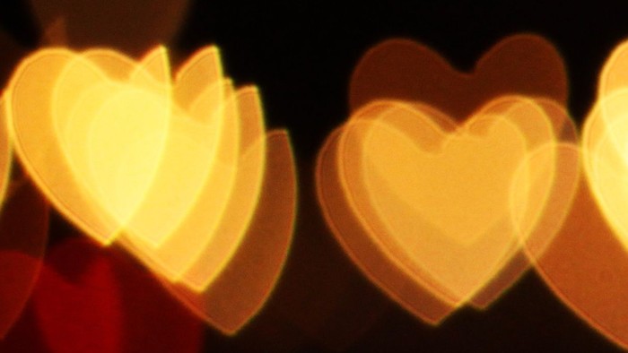 Farverige hjerteformede lys på en mørk baggrund