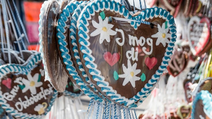 Lebkuchenherzen mit blau-weißem Rand und Spruch 