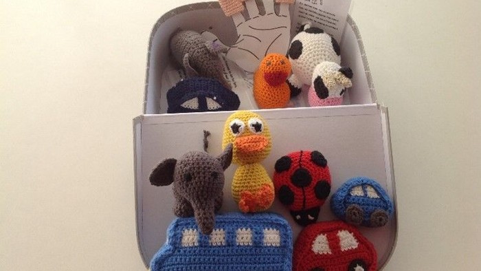 Hæklede stykker legetøj i kuffert