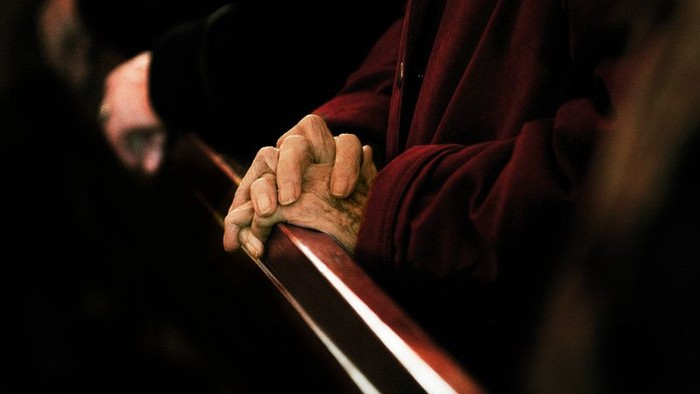 En person spiller en violin.