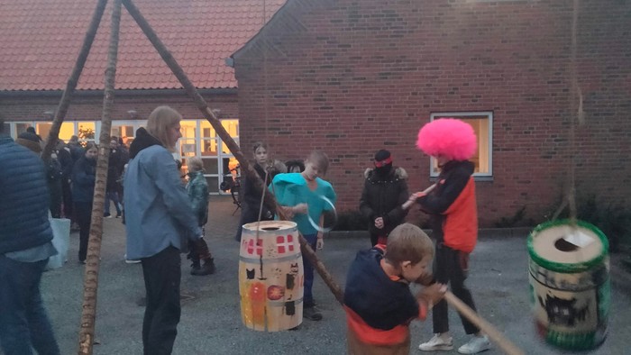 Børn spiller med pap- og plastpos i skolegård