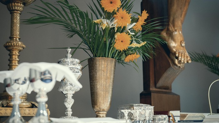 En hvid beklædning med blomster, glas og en skærm.