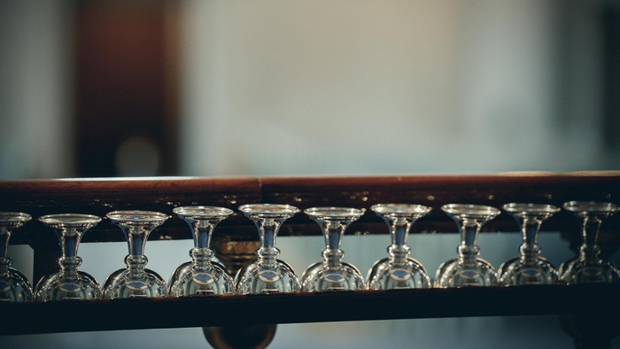 En rekke glase på hylde i et udefineret rum
