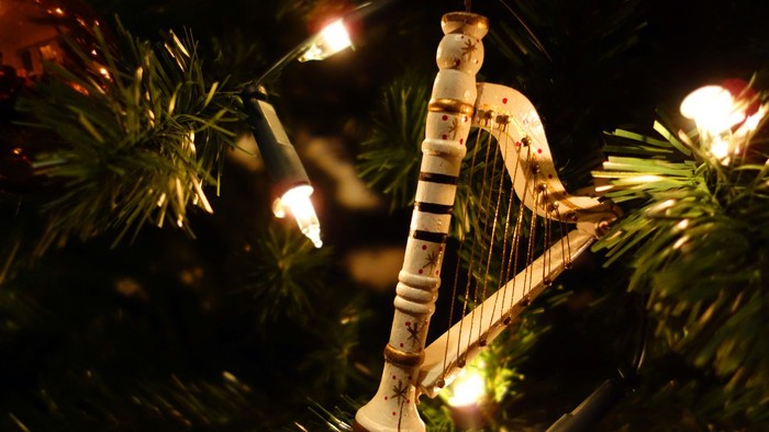 Ein Weihnachtsbaumschmuck in Form einer Harfe.