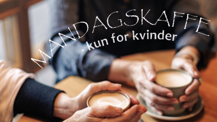 To personer nyder kaffe sammen på en hyggelig café mærket