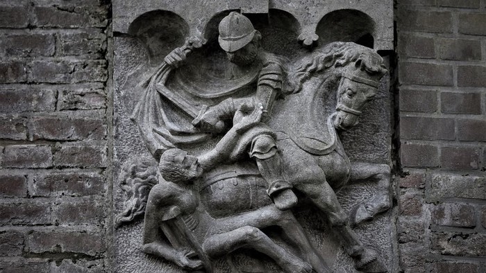 Ein Ritter zu Pferd kämpft gegen einen Drachen.