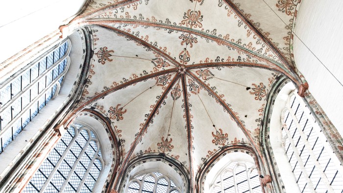 Hoch aufragende gotische Kirchenfenster mit filigranem Design