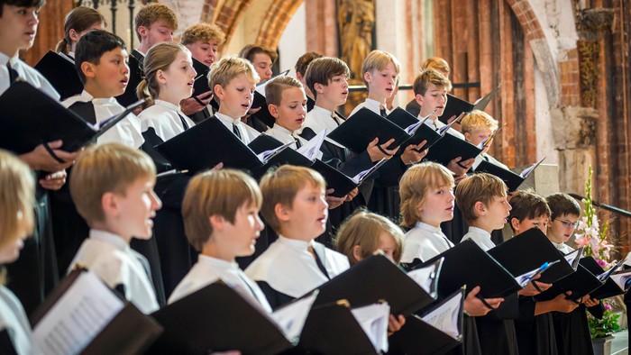 Ein Kinderchor singt in einer Kirche