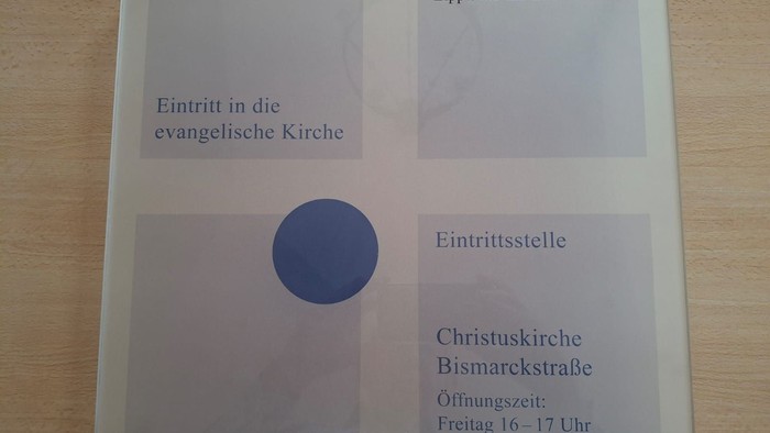 Ansichtstafel der evangelischen Kirche mit Öffnungszeiten