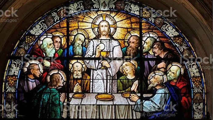 Das Kirchenfenster zeigt das letzte Abendmahl Jesu mit seinen Jüngern.