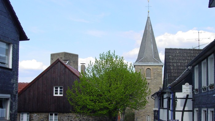 Ein malerisches Dorf mit alten Häusern und einer Kirche.