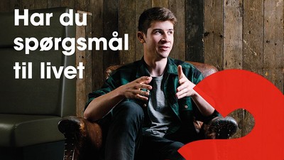 En ung mand sitter i en stol og diskuterer spørgsmål til livet