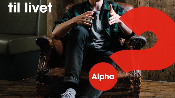 En ung mand sitter i en stol og diskuterer spørgsmål til livet