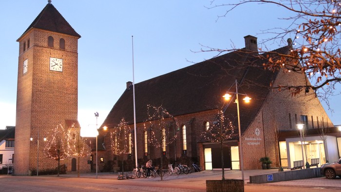Bygning med klokketårn og julelys
